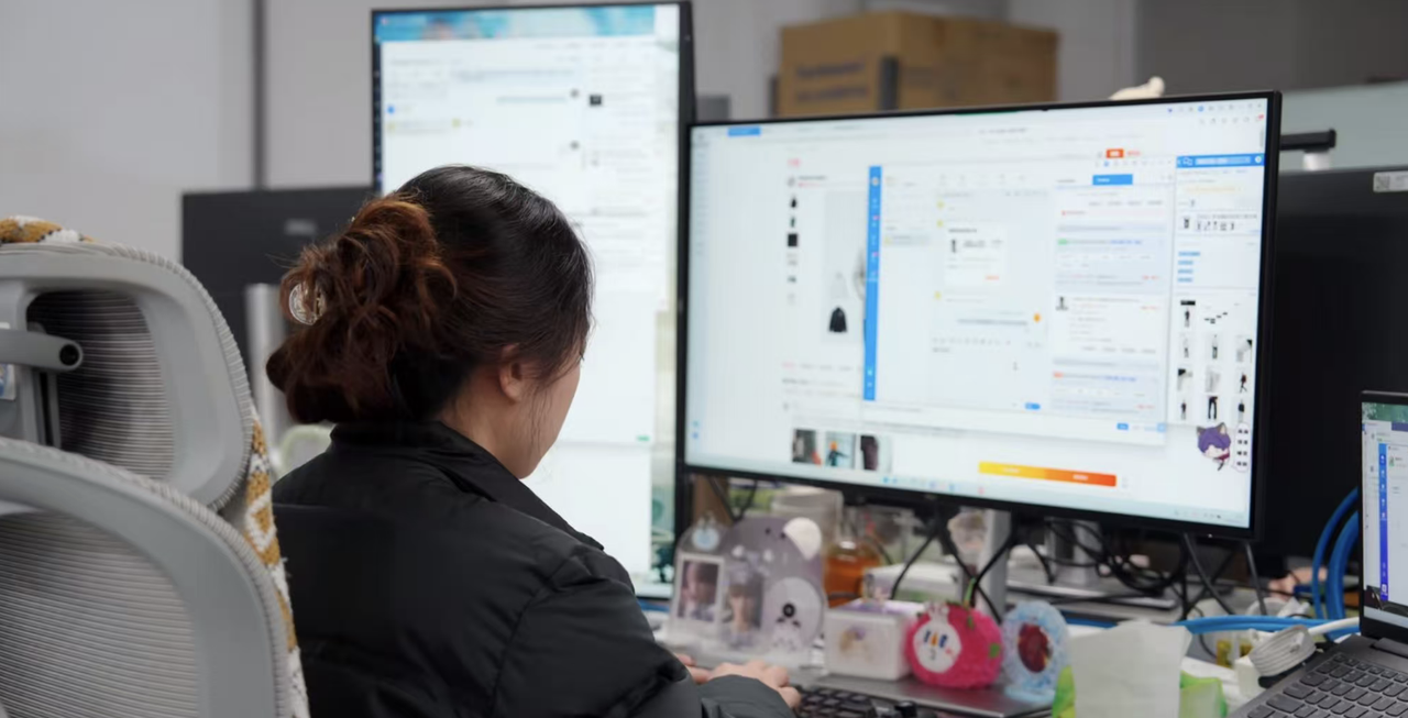 SEO Specialist working on computer dashboard managing Baidu rankings